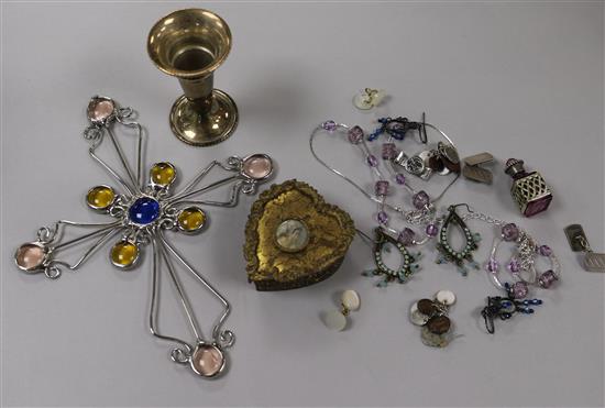 A quantity of assorted costume jewellery.